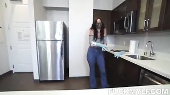 تلعب في كسها واخوها يتجسس عليها ويستغل هيجانها ويدخل ينيك طيزها وكسها الهايجين