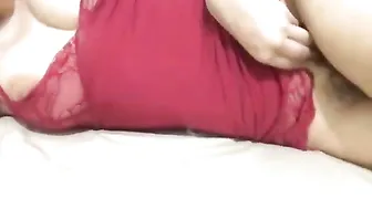 فرسه مصريه هاي كلاس توريحي حبيبها قميص النوم الاحمر وتلعب في بزازها وكسها