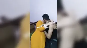ديوث مصري فاجر يصور اخوه وهو بيبوس مراته ويلعب في بزازها وكسها xlxx