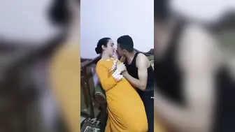 ديوث مصري فاجر يصور اخوه وهو بيبوس مراته ويلعب في بزازها وكسها xlxx