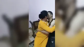 ديوث مصري فاجر يصور اخوه وهو بيبوس مراته ويلعب في بزازها وكسها xlxx