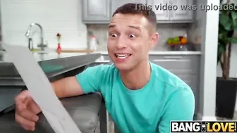 xlxx سكس اخوات مع اخوها في البيت بقميص احمر مثير