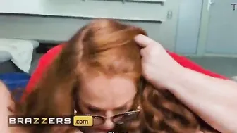 نيك تجسس فحل للشرموطة وهي بتنظف ويفشخ طيزها وكسها xlxx