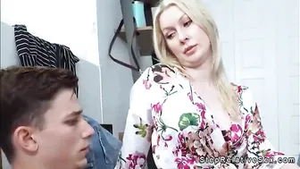 ميلف بيضه تلعب في زب ابنها وتقعد على زبه تتنطط بكل هيجان - xlxx xnxx
