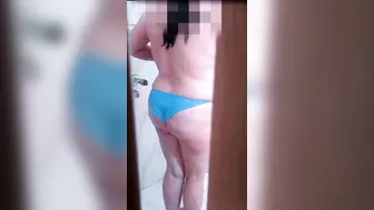 ديوث خول مصري يصور امو و هي بتستحمي وبتدعك بزازها ويدخل عليها ينكها