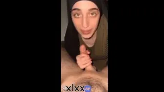 xlxx - سكس عراقية محجبه تمص زبر لحبيبها و هو يصورها