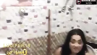 مصري مع صاحبته اللبوة في الحمام - xlxx