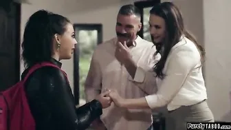 راجل خاين اتعرف علي واحده علي النت وجابها البيت علشان ينكها من ورا مراتو اللي في البيت - xlxx