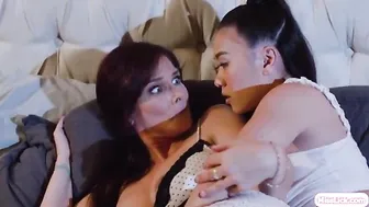 سكس ميلف مع بنتها الشرموطه عمالين يلحسو اكساس بعض ويرضعو من بزاز بعض xlxx